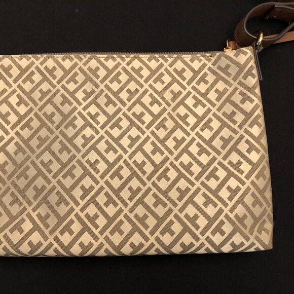 Tommy Hilfiger Monogram Crossbody Purse. - Picture 4 of 11
